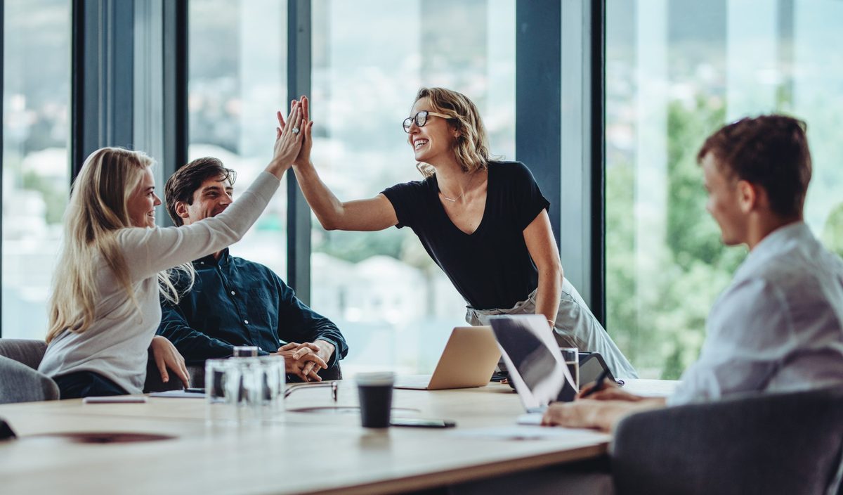 Dos personas estrechando la mano en una reunión de trabajo